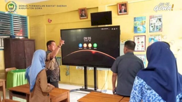 Wakil Ketua DPRD Gowa, Taufik Surullah, saat berdialog dengan tenaga pendidik di salah satu SD di Bajeng untuk membahas kondisi fasilitas pendidikan setempat ||humasdprd 