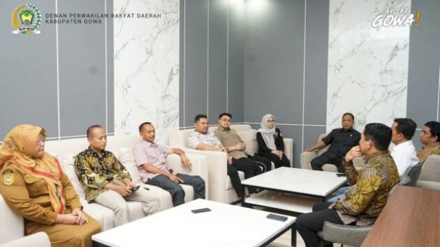 Kepala Bagian Umum Sekretariat DPRD Gowa menerima kunjungan kerja DPRD Soppeng di Kantor DPRD Gowa untuk membahas strategi anggaran ||humasdprd 