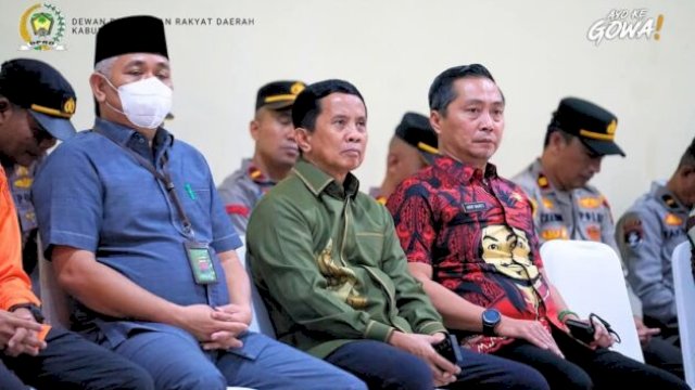 Anggota DPRD Gowa, Hasmollah, bersama jajaran Polres Gowa, TNI, dan instansi terkait saat menghadiri Apel Gelar Pasukan Operasi Ketupat 2025 di Lapangan Apel Polres Gowa ||humasdprd 