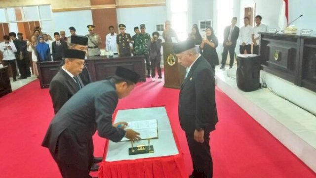 Bupati Lutra Andi Abdullah Rahim bersama Wabup Jumail Mappile menandatangani berita acara sertijab dalam Rapat Paripurna DPRD Lutra ||humaspemkablutra