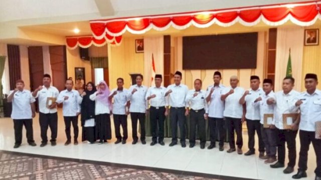 Bupati Luwu Utara Andi Abdullah Rahim menyerahkan SK penunjukan Plt kepada pejabat eselon II dan III dalam acara di Aula Lagaligo, Kantor Bupati Lutra ||doc_humaspemkablutra