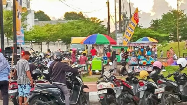 Keramaian kendaraan di sekitar Jalan Tumanurung dan Jalan Masjid Raya Sungguminasa saat Ramadan Fair, Gowa. Pengelolaan parkir liar diduga menimbulkan kebocoran PAD || harian.news_yusrizal 
