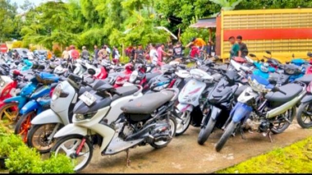 Petugas Polsek Bulukumpa mengamankan puluhan sepeda motor yang digunakan dalam aksi balap liar di Bulukumba, Rabu (5/3/25) ||doc_humaspolsek