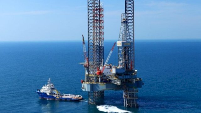 Rig pengeboran migas di lepas pantai Kalimantan. Aktivitas eksplorasi meningkat untuk mendorong produksi gas nasional. ||doc_pertaminahuluenergi