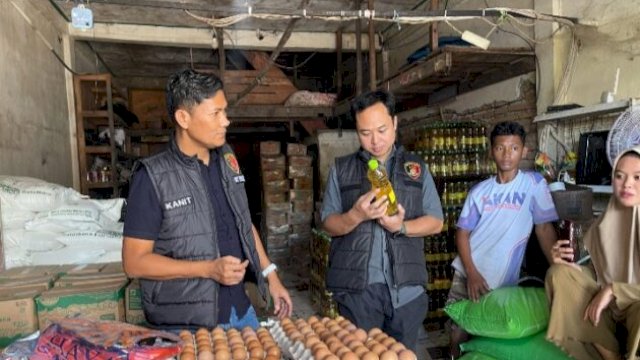 Petugas Sat Reskrim Polres Bulukumba saat melakukan sidak di Pasar Sentral, memeriksa minyak goreng Minyakita yang diduga memiliki takaran tidak sesuai kemasan. ||doc_humaspolres
