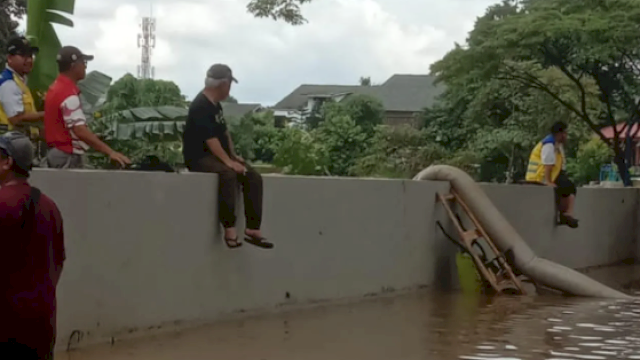Momen rumah mantan Menteri Pekerjaan Umum dan Perumahan Rakyat (PUPR), Basuki Hadimuljono terendam banjir. Foto: ist