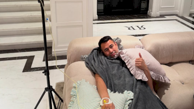 Raffi Ahmad terbaring sakit di rumahnya. Foto: tangkapan layar Instagram/ @raffinagita1717
