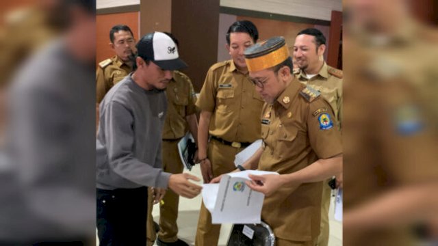 Subair Deta, Pemuda Tamalatea yang juga Tim delegasi menyampaikan usulan pembangunan kepada Bupati Jeneponto di kantor Bupati ||handover