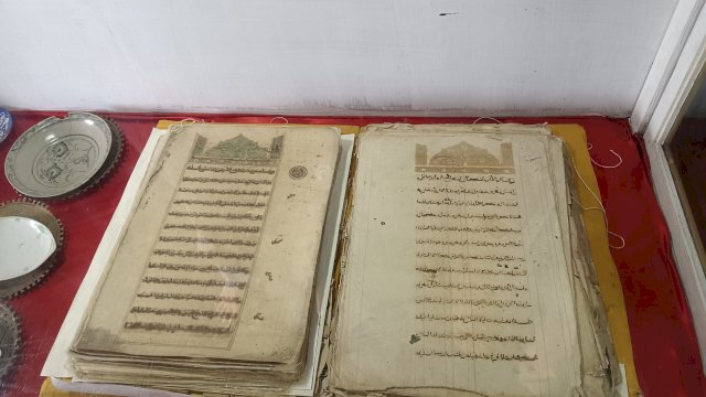 Salah satu mushaf Alqur’an tertua di Gowa, berusia lebih dari 400 tahun. Foto: HN/Sinta
