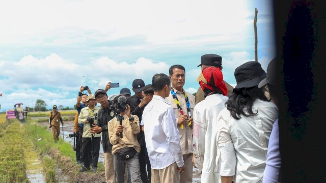 Mentan Amran saat menghadiri Optimasi Lahan (OPLAH) yang berada di Desa Maluka Baulin, Kabupaten Tanah Laut, Selasa (18/3/2025). Foto: dok