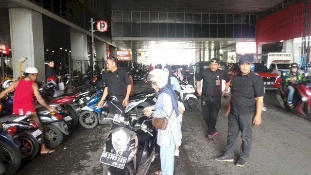 Perumda Parkir Makassar menata parkiran di Jalan Boulevard dan sekitarnya. Foto: dok