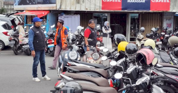 Tekan Pungutan Liar, Perumda Parkir Makassar Edukasi Juru Parkir di Pasar Butung