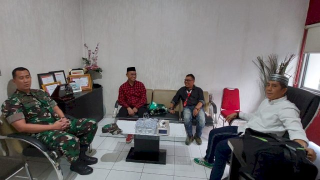 Ketua Palang Merah Indonesia (PMI) Kota Makassar, Syamsu Rizal MI menyambut Komandan Kodim (Dandim) 1408/Makassar Letkol Inf Franki Susanto, di kantor PMI Jl Kandea, Sabtu (22/3/2025). Foto: dok