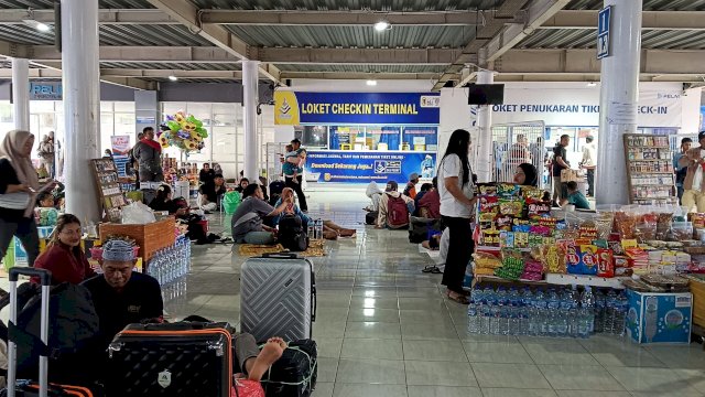 Suasana padat di Pelabuhan Makassar menjadi bukti mudik jalur laut tetap menajdi salah satu jalur favorit dari tahun ke tahun. Foto: HN/Sinta