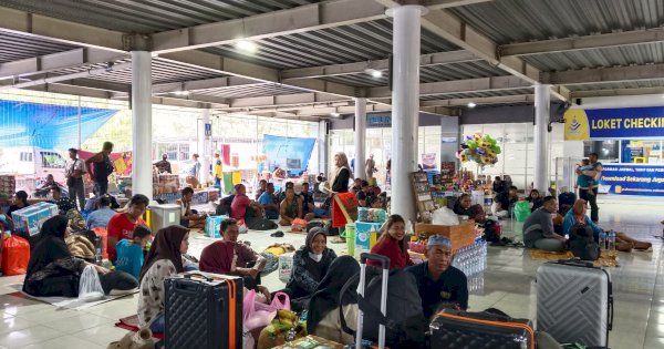 Pemudik Mulai Padati Pelabuhan Makassar, Antrean Panjang hingga Gelar Tikar