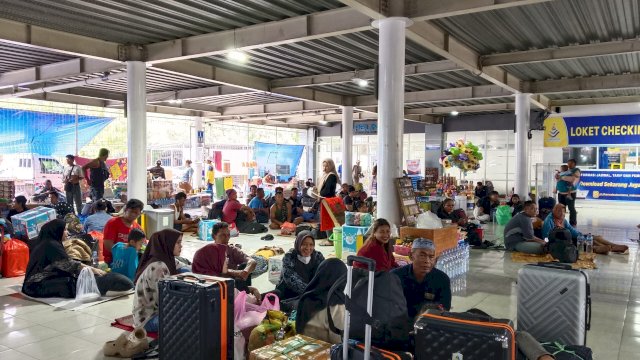 Pemudik mulai terlihat memadati Pelabuhan Makassar. Foto: HN/Sinta