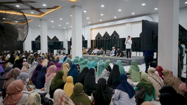 Wali Kota Makassar Munafri Arifuddin saat Buka Puasa Bersama Jamaah Masjid Al-Markaz, Foto: HN/Sinta.