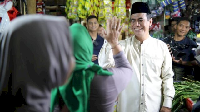 Menteri Pertanian Andi Amran Sulaiman saat bersama pedagang. Mentan Andi Amran Sulaiman diapresiasi Presiden Prabowo atas percepatan swasembada pangan 2025 ||@a.amran_sulaiman