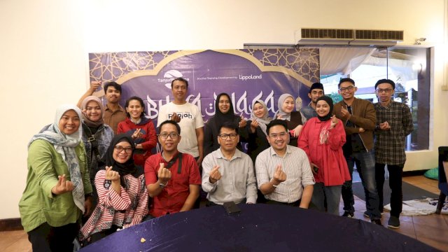 Pimpinan GMTD dan awak media usai buka puasa bersama di Hotel Aryaduta. (Foto:  GMTD)