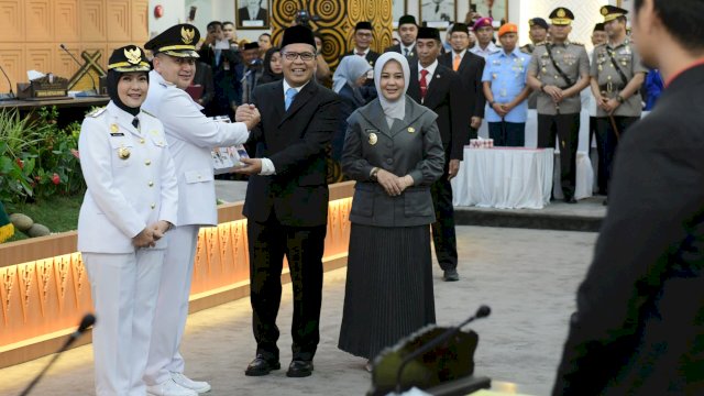Momen penyerahan kepemimpinan Wali Kota Makassar dan Wakil Wali Kota Makassar, dari Moh Ramdhan Pomanto kepada Munafri Arifuddin. Foto: HN/Sinta