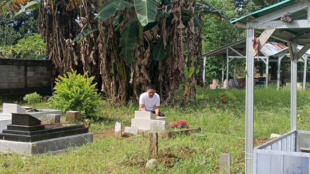 Tradisi ziarah kubur usai salat Idulfitri. Foto: HN/Sinta