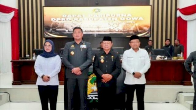 DPRD Gowa menggelar rapat paripurna menetapkan Hj. Sitti Husniah Talenrang & H. Darmawangsyah Muin sebagai Bupati-Wakil Bupati Gowa 2025-2030. ||handover 