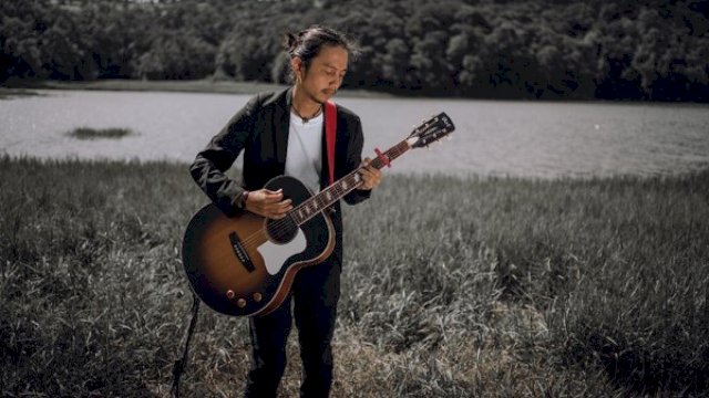 Musisi Fiersa Besari yang ikut serta dalam perjalan pendakian Gunung Cartensz. Foto: ist