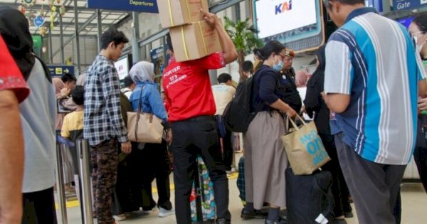 Kereta Api Jadi Favorit! 10 Stasiun Terpadat Saat Arus Mudik Lebaran 2025