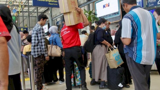 Suasana Stasiun Pasar Senen dipenuhi calon penumpang yang akan mudik Lebaran 2025. KAI mencatat lonjakan penumpang selama periode ini ||ig@henrilukh