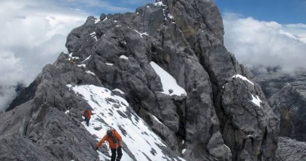 Diduga Terkena Hipotermia, Dua Pendaki Wanita Meninggal di Gunung Carstensz Papua