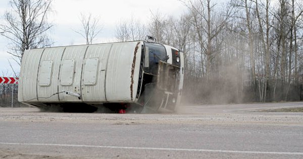 Bus Jemaah Umrah Indonesia Kecelakaan di Wadi Qudeid Saudi, 6 WNI Tewas