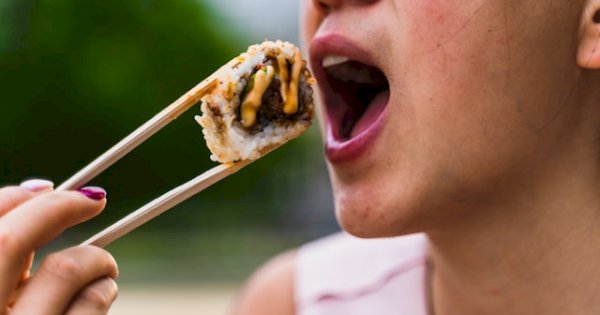 Menelan Sisa Makanan Saat Puasa, Batal atau Tidak?