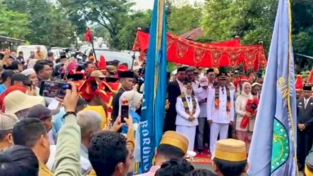Ribuan warga Sinjai menyambut Bupati dan Wakil Bupati terpilih, Ratnawati Arif dan Andi Mahyanto Masda, dengan penuh antusias di perbatasan Sinjai-Bulukumba ||handover 