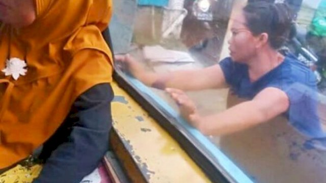 Ketangguhan perempuan terbukti! Istri sopir di Makassar membantu dorong mobil mogok, tanpa ragu dan penuh semangat ||doc_igakdwia