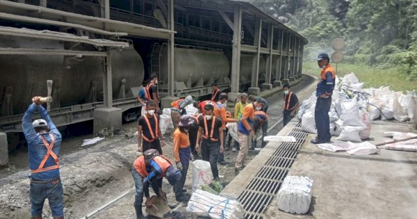 Tingkatkan Keselamatan Angkutan Barang, KAI Divre II Sumbar Bersihkan Jalur Bongkar Klinker di Teluk Bayur