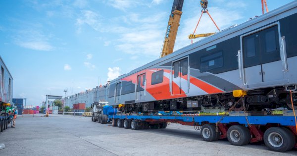 Pelindo Solusi Logistik Layani Kedatangan dan Mobilisasi 24 Gerbong KRL