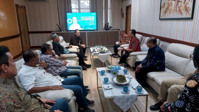 Anggota Komisi I DPR RI, Deng Ical mengunjungi Telkom Regional 7 di Makassar, Kamis (17/4). Dok. 