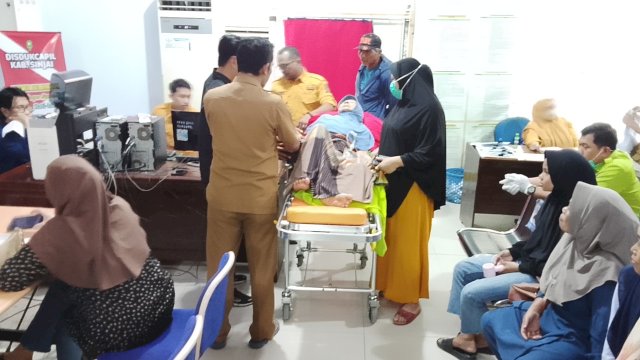 Foto proses perekaman e-KTP dilakukan di Kantor Dukcapil, nampak warga yang melakukan perekaman terbaring di patient bed. Foto: ist