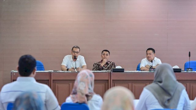 Pelaksana Tugas (Plt) Ketua Dewan Pengawas, Andi Zulkifly Nanda memimpin rapat koordinasi bersama seluruh jajaran PDAM. Foto: HN/Sinta