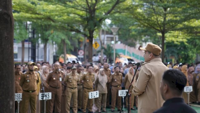 Wali Kota Makassar, Munafri Arifuddin memimpin apel pagi, Senin (21/4/2025). Foto: dok