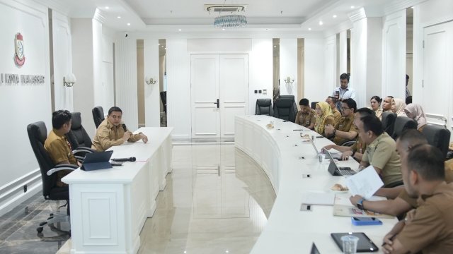 Rapat Wali Kota Makassar Munafri Arifuddin bersama Bapenda Makassar. Foto: dok