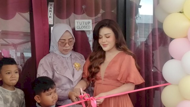 Owner Ressty Aesthetic Clinic, dr. Resti Apriani Muzakkir (Kanan). (Foto: Gita/HN)