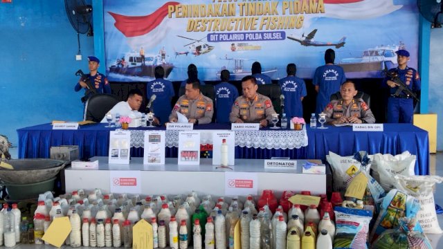 Polda Sulsel rilis sejumlah alat bukti kejahatan pengolah bom ikan. Foto: dok