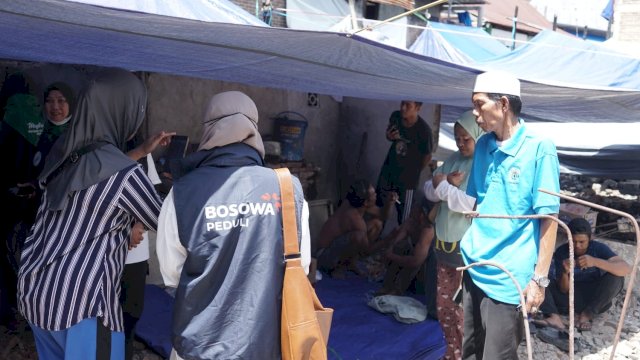 Penyaluran bantuan Bosowa Peduli ke korban kebakaran Balang Baru Makassar. Foto: dok
