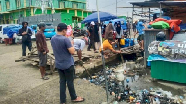 Petugas DLHK Sinjai bersama warga membersihkan saluran drainase di kawasan TPI Lappa, Sinjai Utara, dalam aksi kerja bakti pasca libur Idul Fitri, Selasa (8/4/2025) ||handover _dlhksinjai