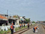 KAI Daop 8 Selenggarakan Bersih Lintas Jalur KA Antara Stasiun Surabaya Pasar Turi &ndash; Stasiun Kandangan