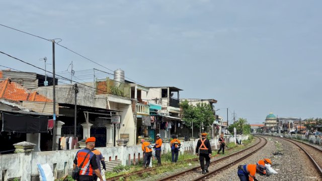 KAI Daop 8 Selenggarakan Bersih Lintas Jalur KA Antara Stasiun Surabaya Pasar Turi &ndash; Stasiun Kandangan