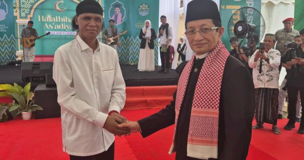 Disaksikan Menag, Mantan Preman Hercules Bantu Pesantren As’adiyah di Wajo