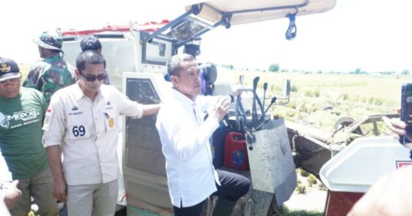 Paris Yasir Pimpin Panen Raya, Ajak Petani Gaspol dengan Teknologi