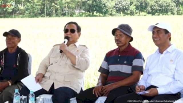 Presiden Prabowo dan Mentan Amran berdialog dengan petani saat panen raya serentak di Majalengka, Jawa Barat, 7 April 2025. ||handover 